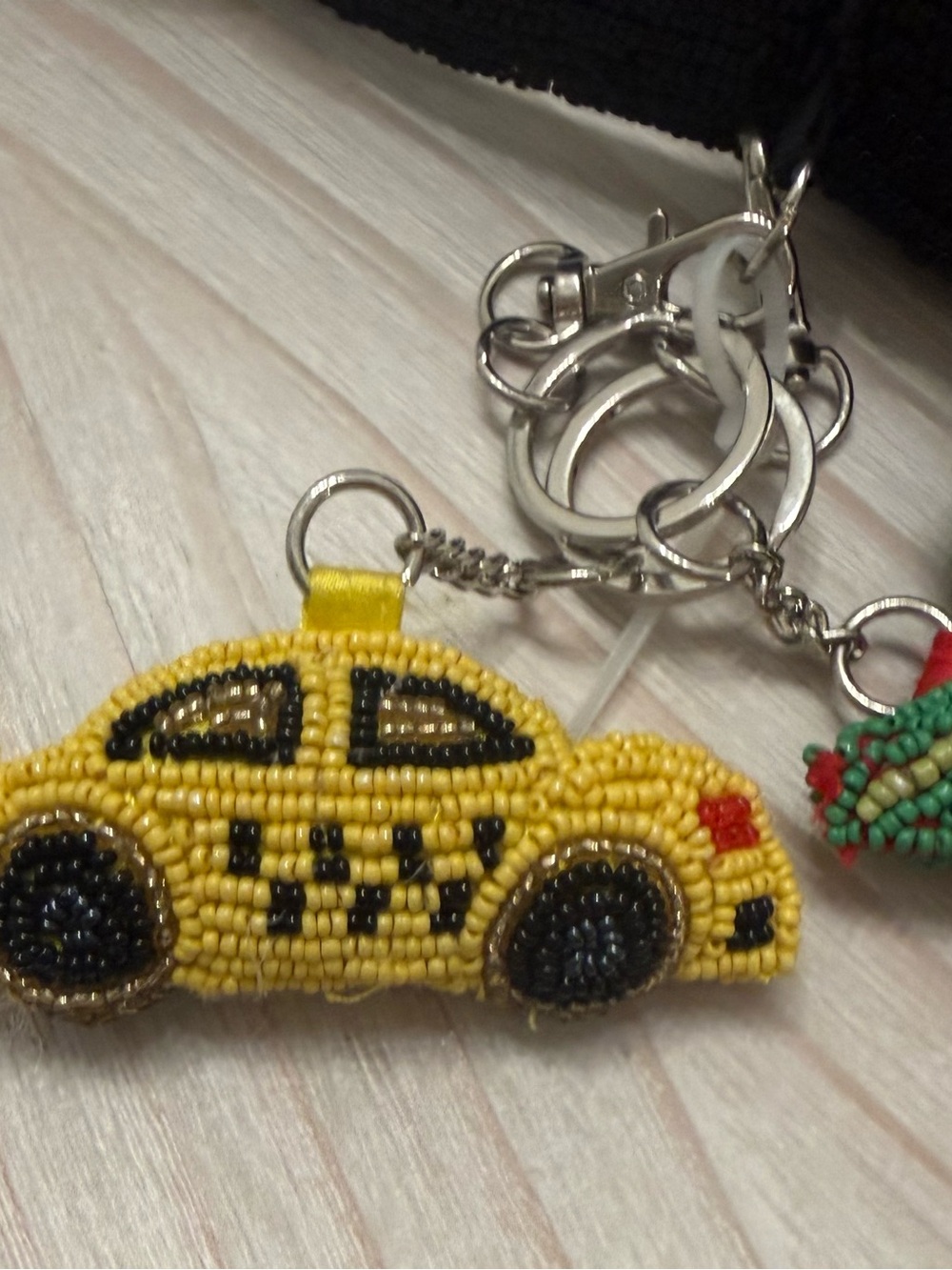 Rare Beaded Black New York Cityscape Handbag with Taxi & Apple Keychain - Picture 4 of 8